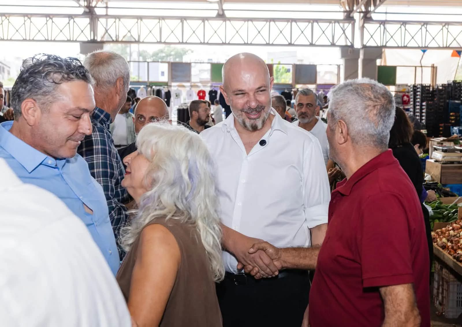 Koral Bozkurt, pazar alanında vatandaşlarla tokalaşıp sohbet ederken