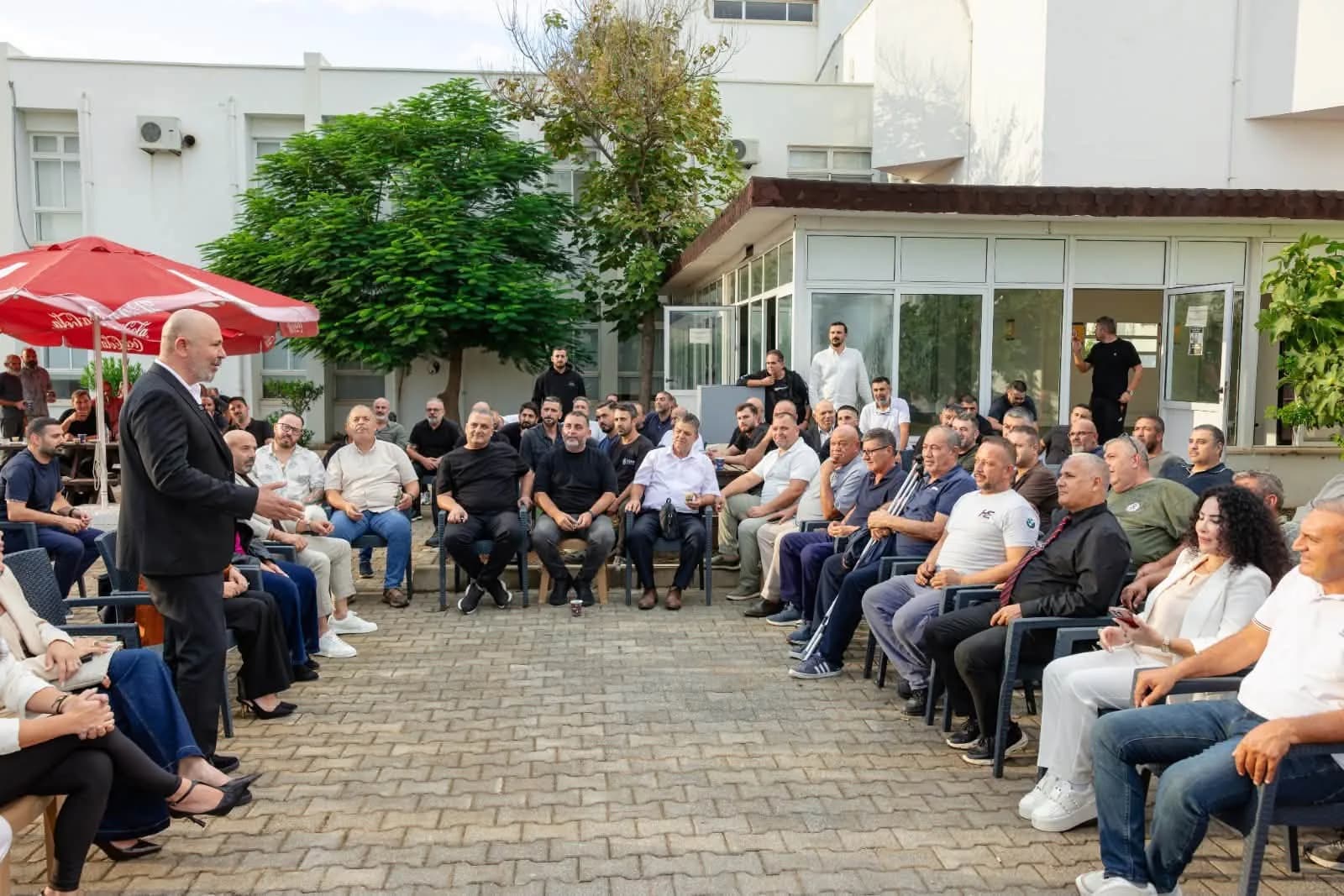Koral Bozkurt, sanayi bölgesindeki buluşmada oturan katılımcılara hitap ederken