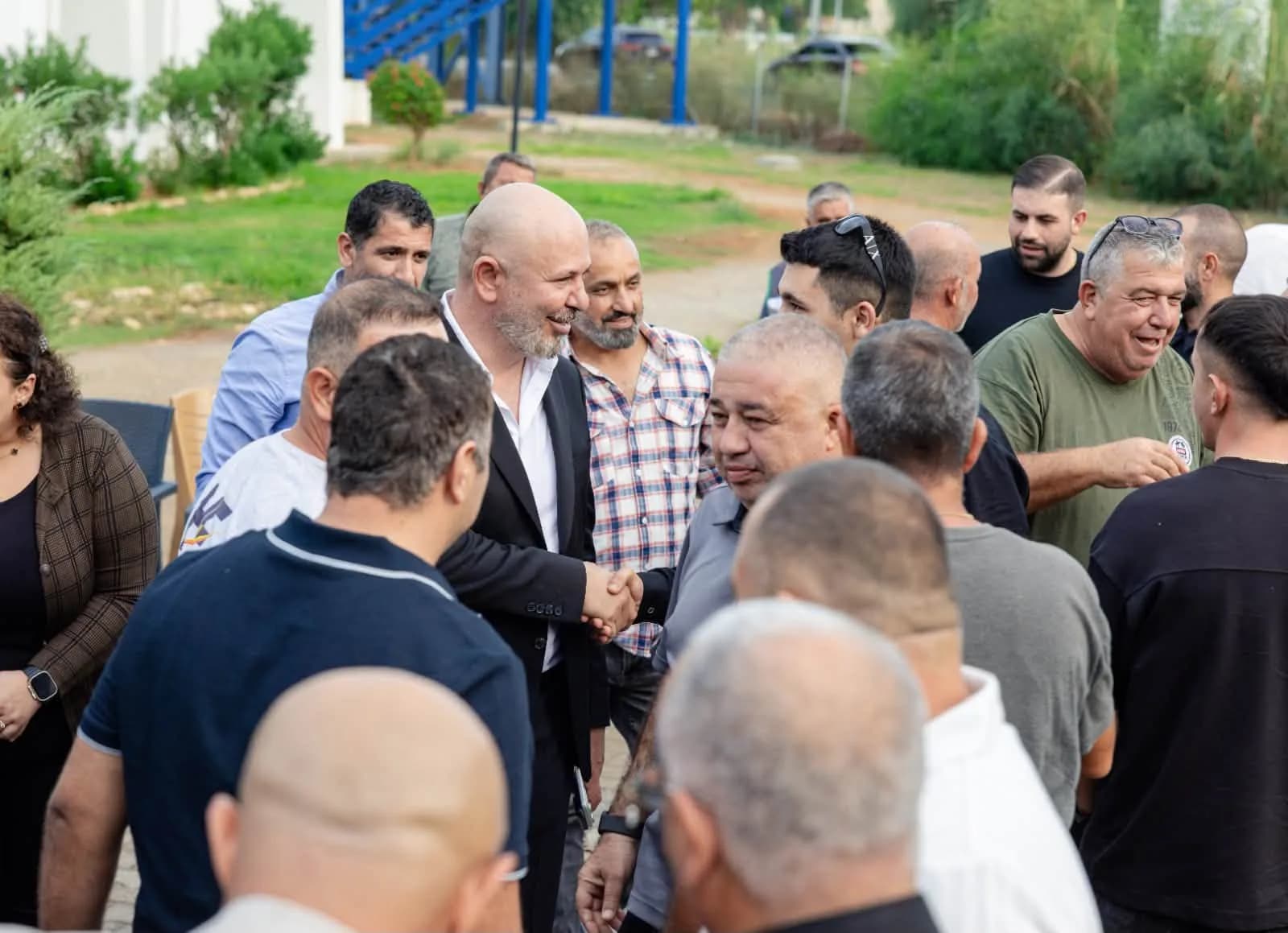 Koral Bozkurt, sanayi bölgesi ziyaretinde kalabalığın içinde tokalaşırken