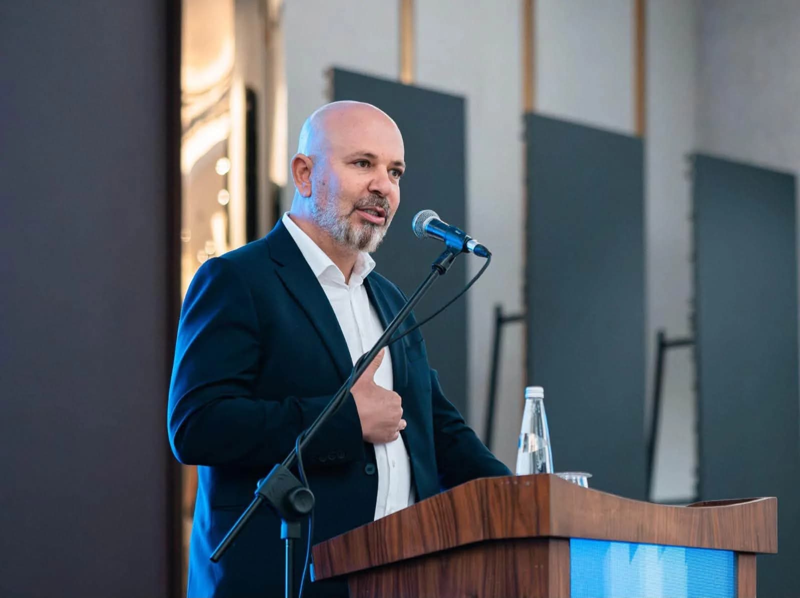 Koral Bozkurt, kürsüde elini göğsüne koyarak konuşurken